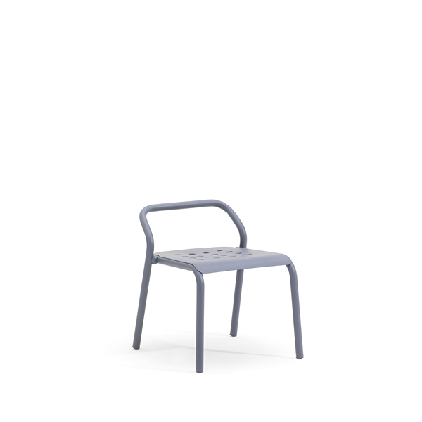 Dettaglio sedie Varaschin in fibra sintetica e alluminio verniciato