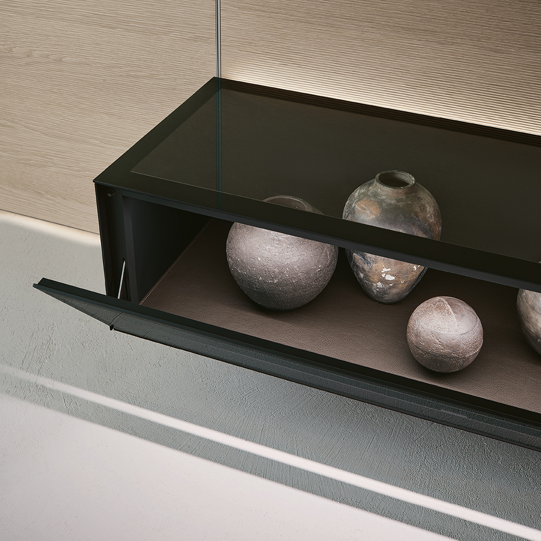 Dettaglio cassetti sospesi Self con rivestimento similpelle