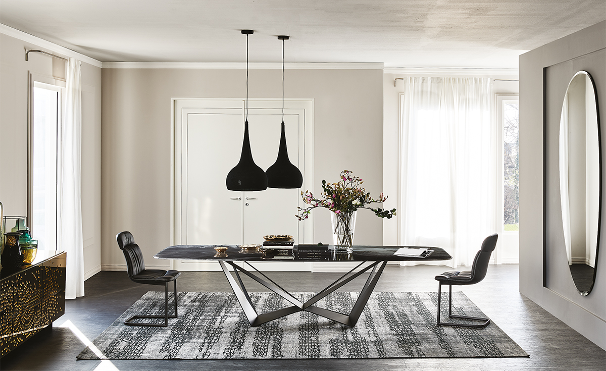 Vista laterale del tavolo Skorpio Crystalart con finitura Brushed Bronze
