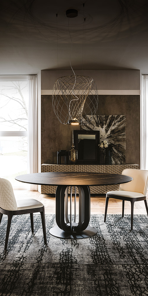 Dettaglio base in acciaio verniciato goffrato del tavolo SOHO Keramik