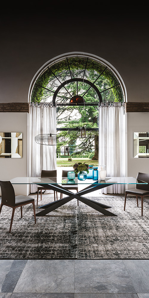 Dettaglio della base a X in acciaio del tavolo Spyder