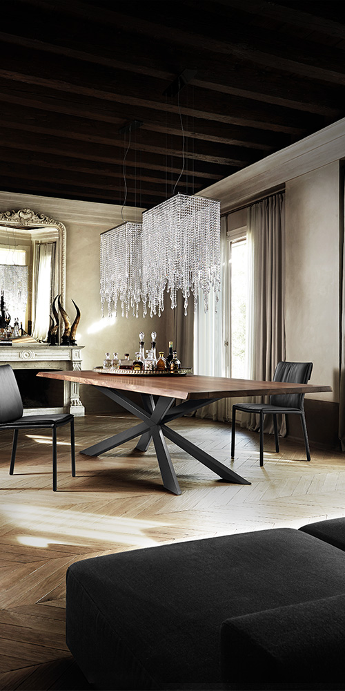 Dettaglio base in acciaio verniciato opaco nero del tavolo Spyder Wood