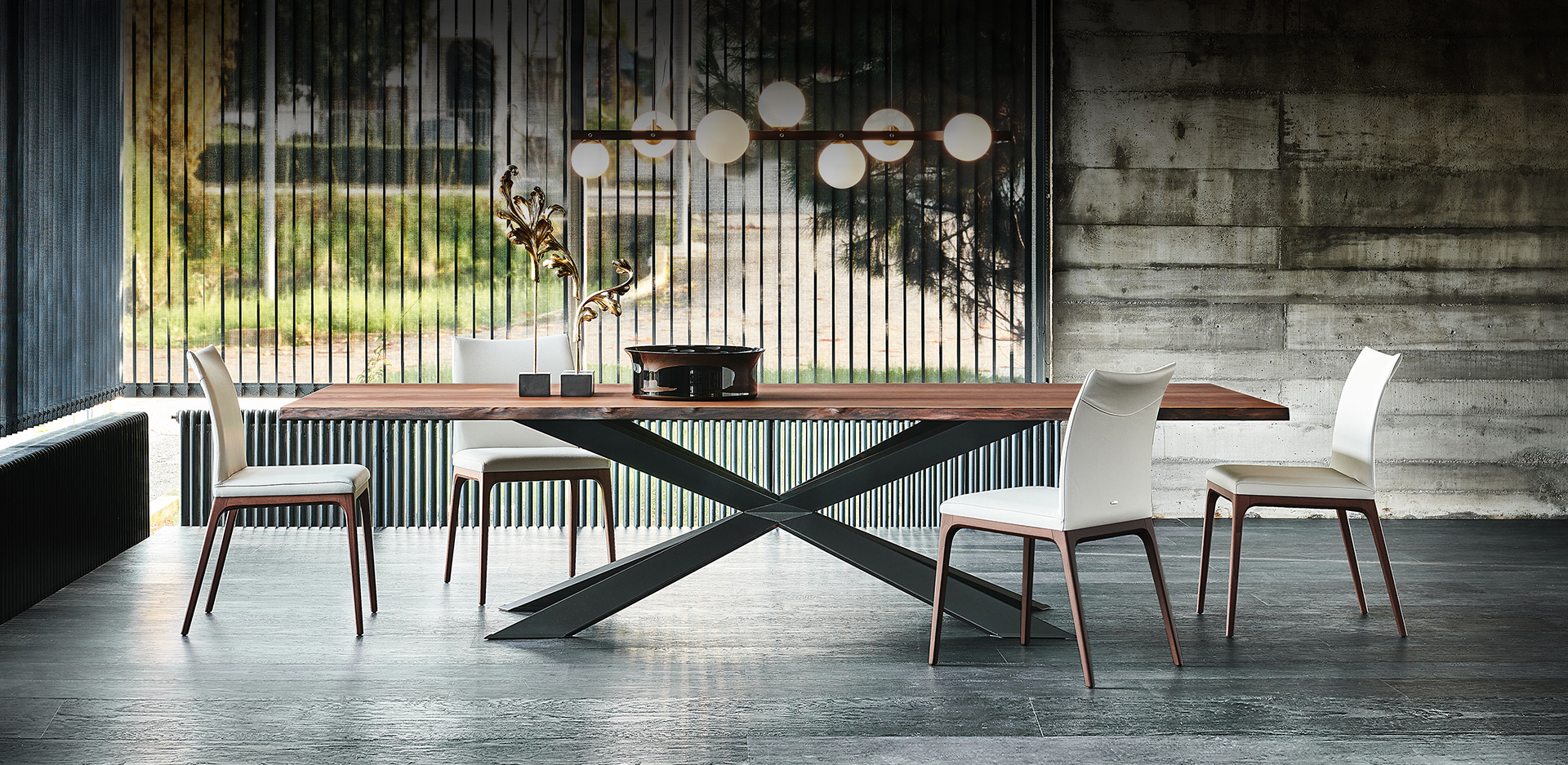 Particolare del piano in legno massello con bordi irregolari del tavolo Spyder Wood