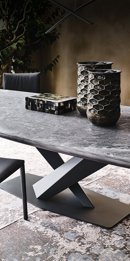 Dettaglio base in acciaio verniciato goffrato del tavolo Stratos Keramik Premium