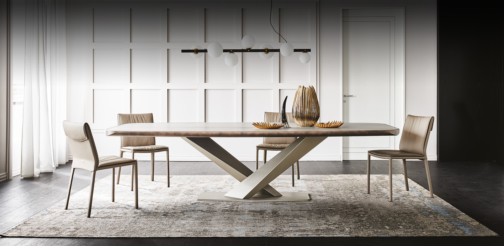 Vista laterale del tavolo Stratos Keramik Premium con finitura ceramica Marmi