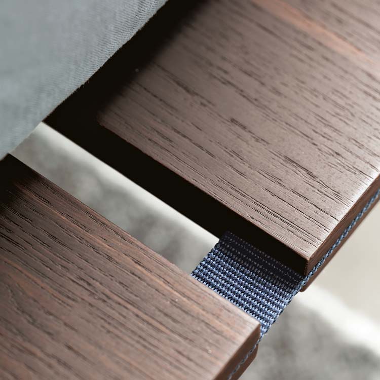 Vista laterale del letto Tadao con testata in legno continuo