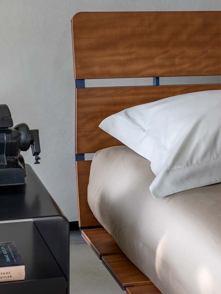 Dettaglio base letto Tadao con doghe portanti in legno