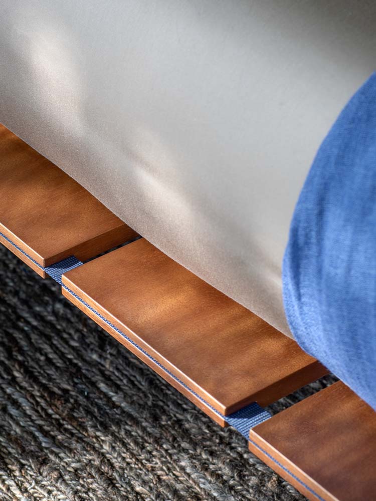 Particolare delle ruote laterali del letto Tadao per facilità di spostamento