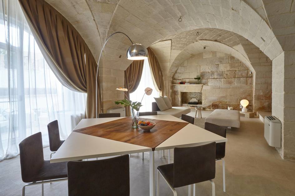 Vista laterale tavolo quadrato Loto allungabile in showroom