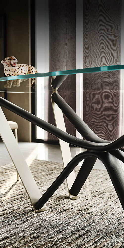 Dettaglio gambe in legno con curve sinuose del tavolo Marathon