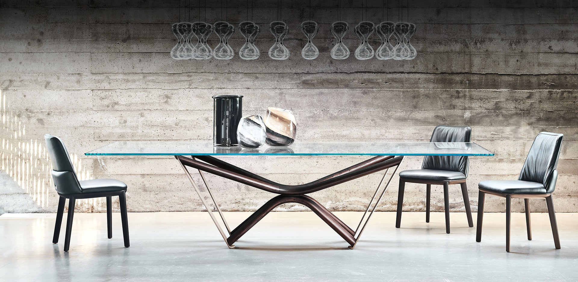 Supporti in acciaio verniciato e piano in cristallo del tavolo Marathon