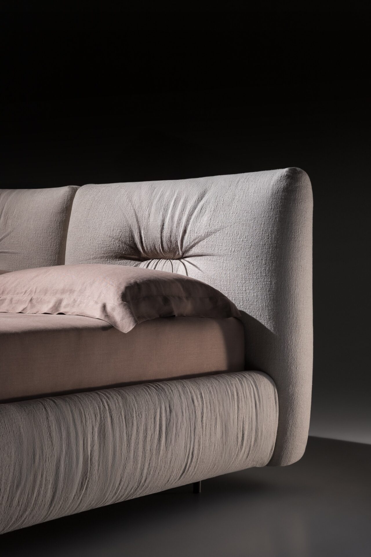 Particolare struttura letto matrimoniale Twils