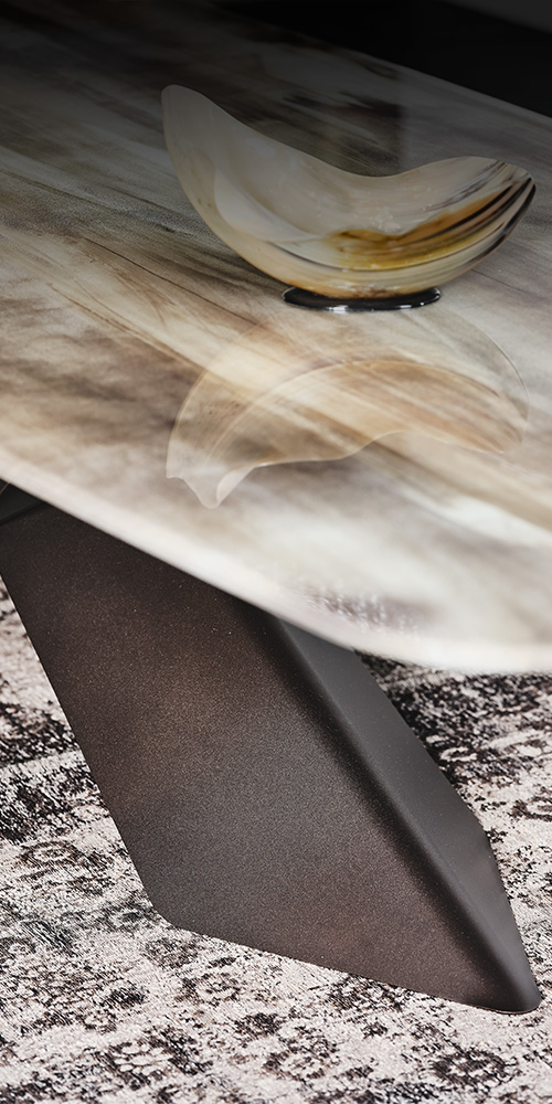 Dettaglio piano in cristallo bisellato con stampa artistica del tavolo Tyron Crystalart