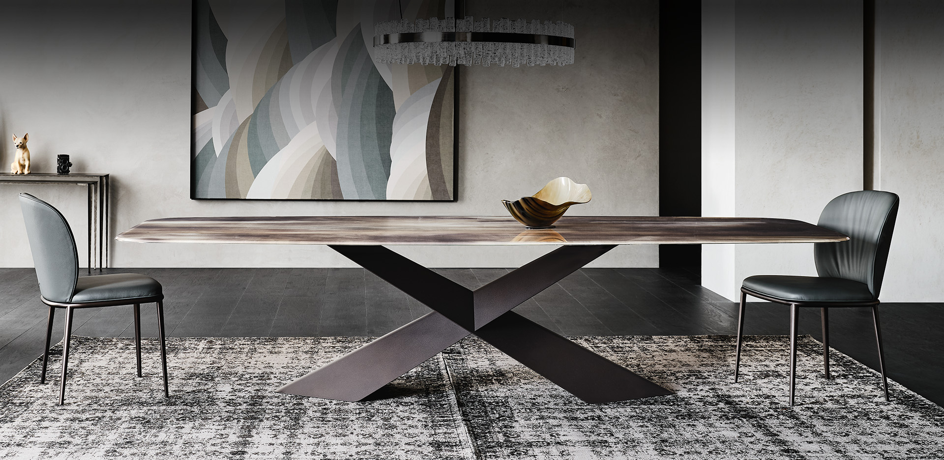 Vista laterale del tavolo Tyron Crystalart con base in acciaio verniciato goffrato