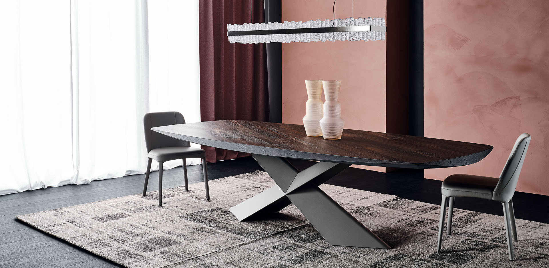 Vista laterale tavolo Tyron Wood con finiture in rovere bruciato