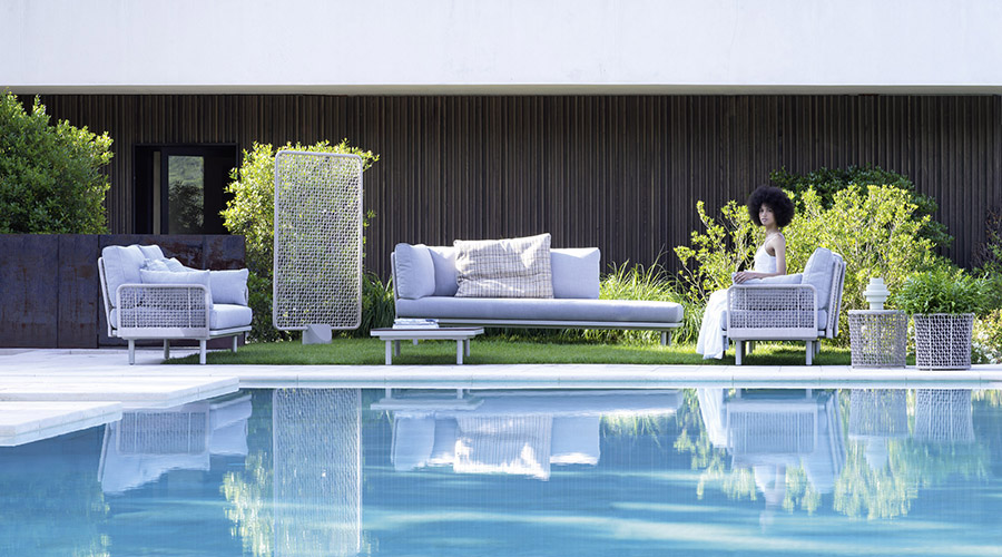 Collezione Emma Varaschin vista esterna con sedie e tavoli