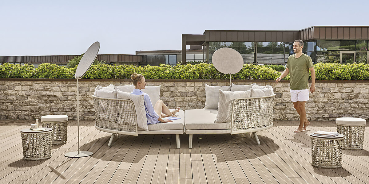 Vista ravvicinata della struttura leggera e ariosa in alluminio della collezione Emma