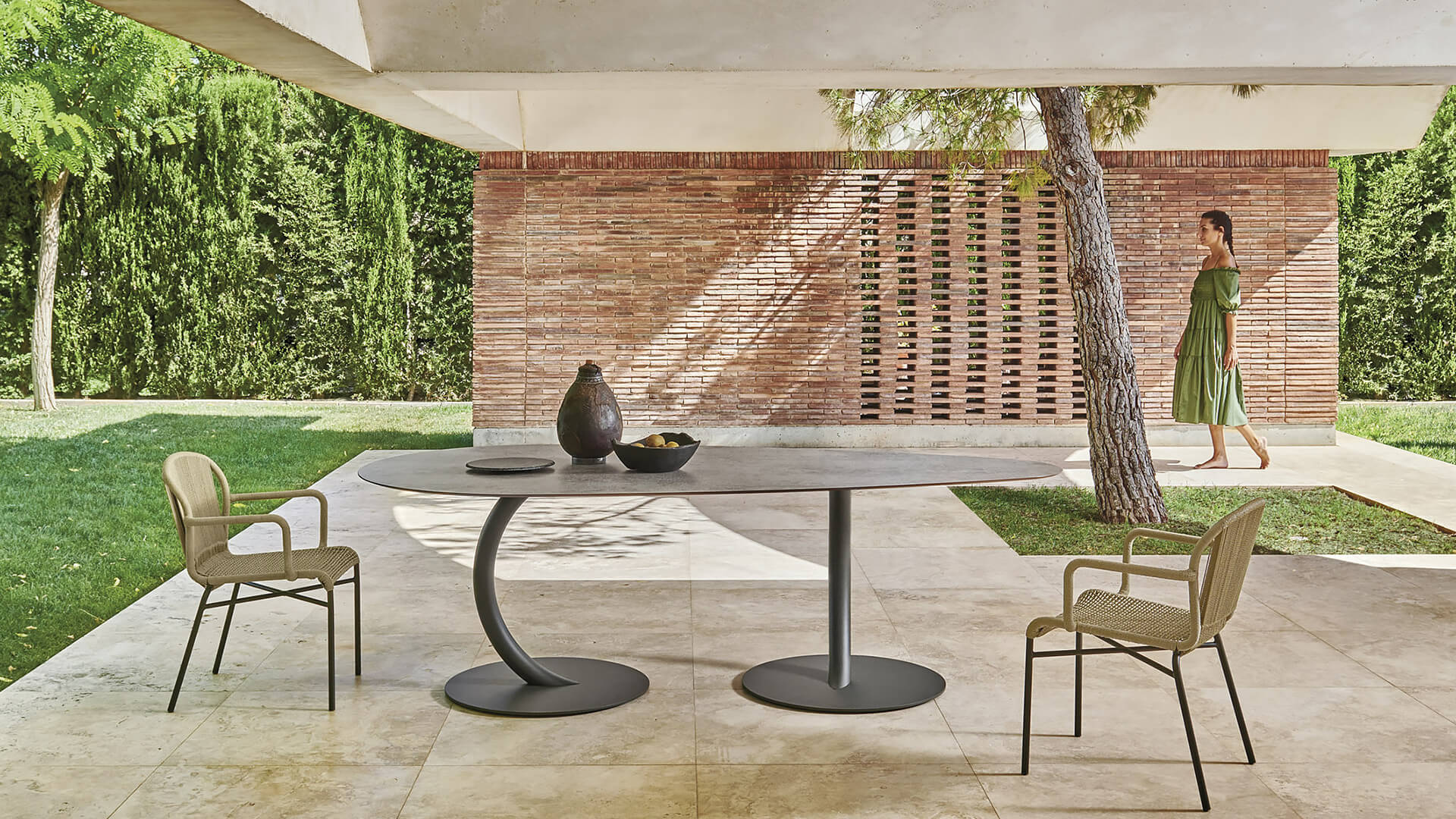 Dettaglio design tavolo Flexion con base curva