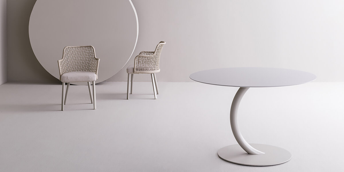 Ambiente outdoor con tavoli Flexion Varaschin