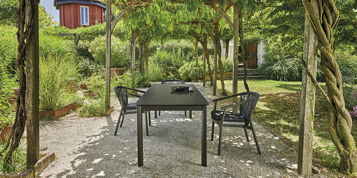 Dettaglio tavoli e panche System in ambiente esterno