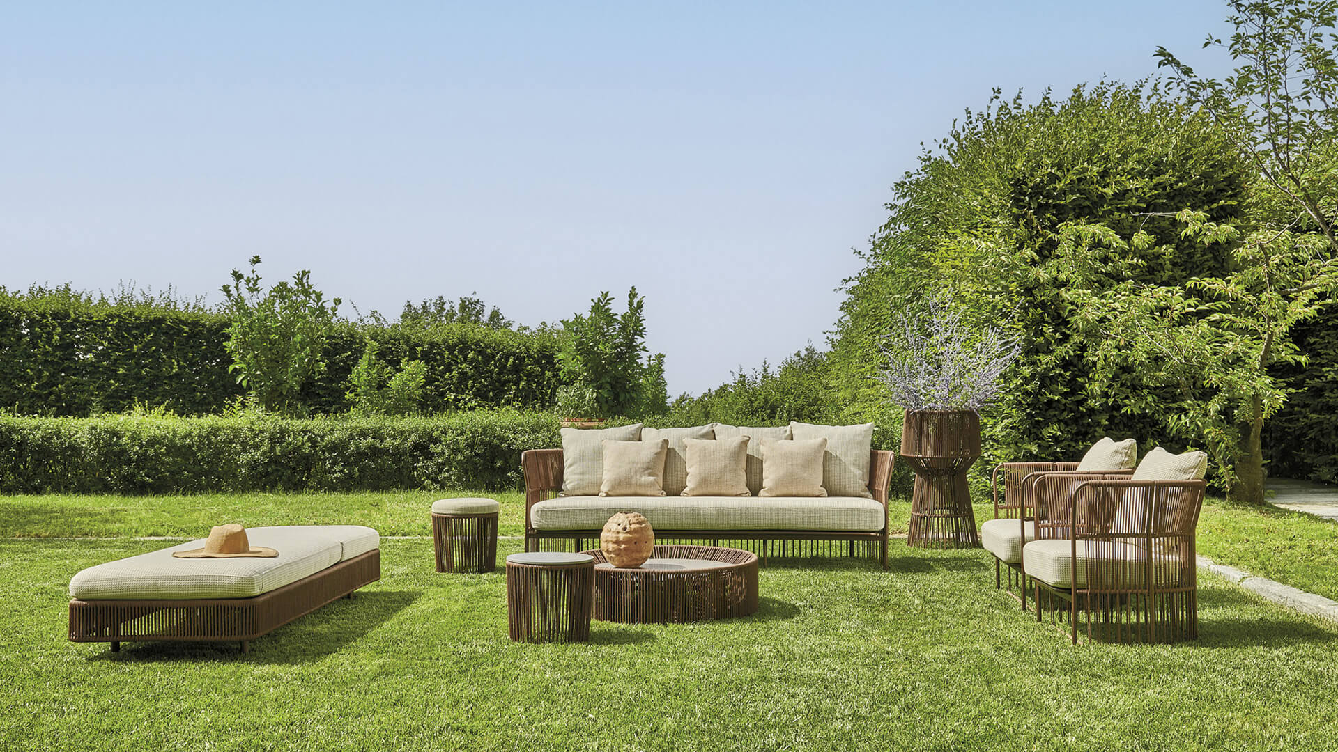 Dettaglio intreccio a mano in fibra sintetica Varaschin