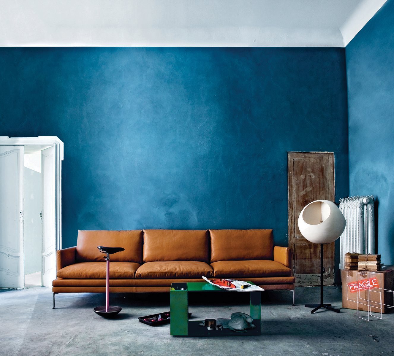 Vista laterale dello sgabello Sella Zanotta con asta in acciaio verniciato