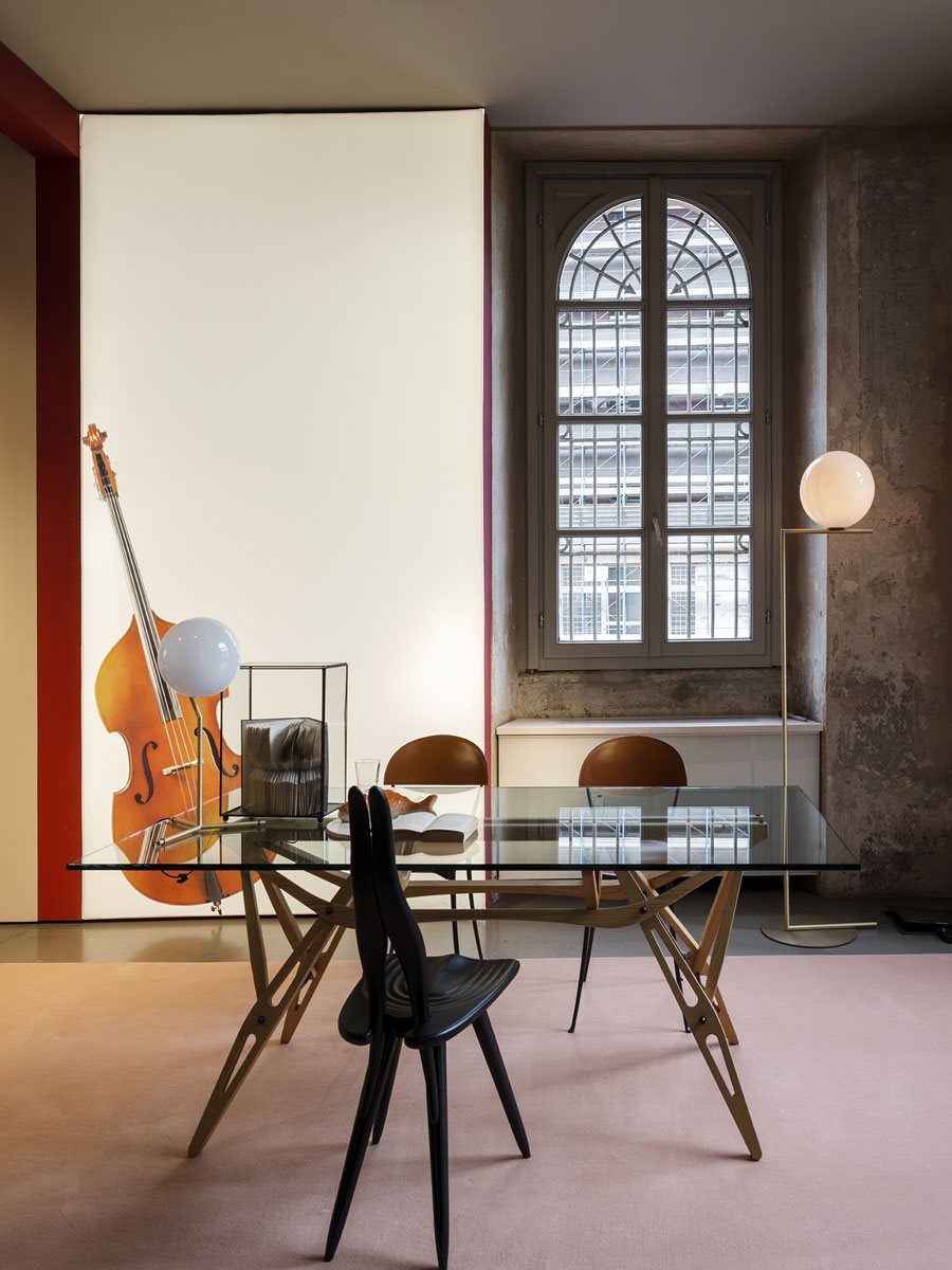 Vista frontale della sedia Fenis CM di Zanotta