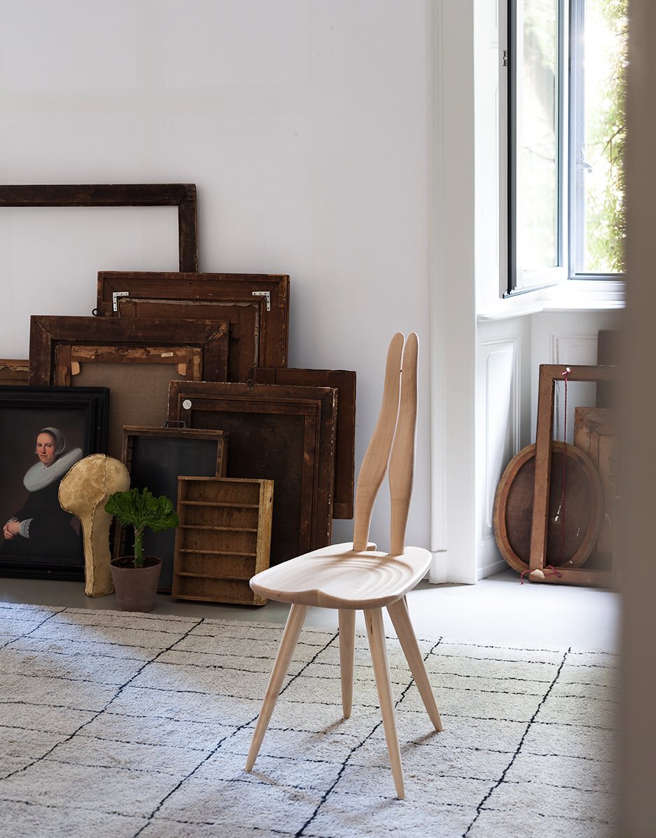 Dettaglio schienale innestato nelle gambe con incastri eleganti