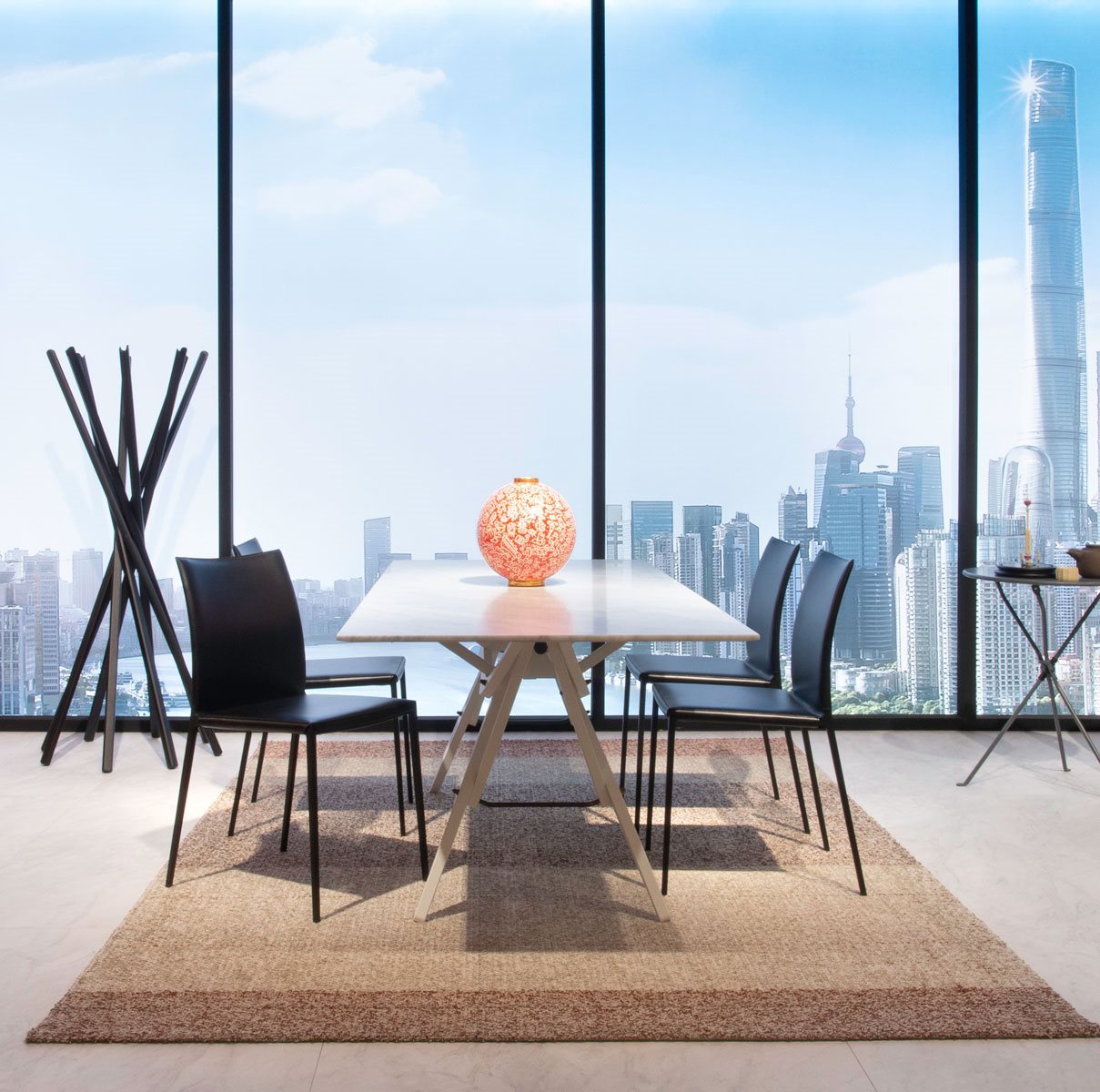 Particolare braccioli imbottiti della sedia Lia