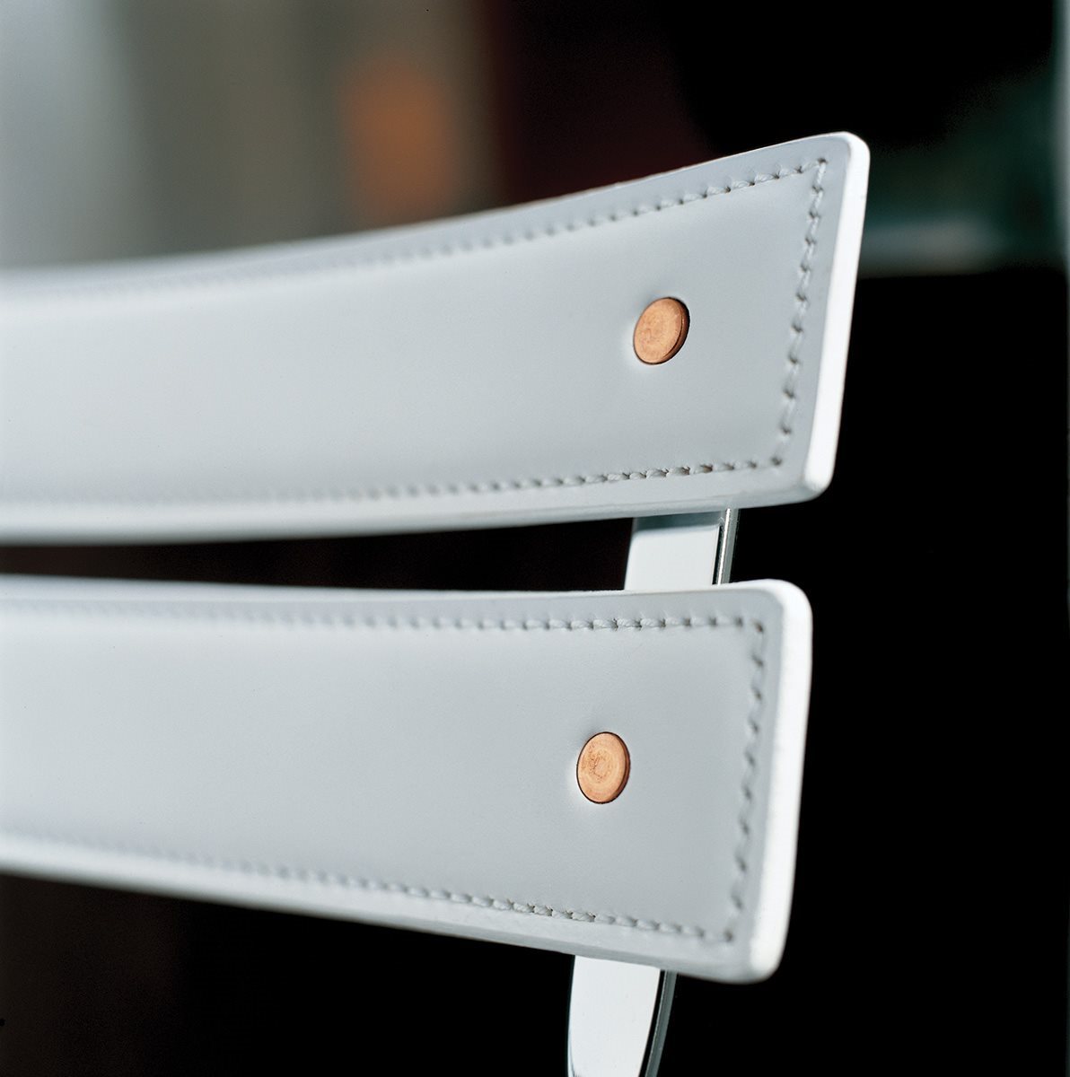 Sedia pieghevole Celestina vista frontale con struttura in acciaio e rivestimento in cuoio