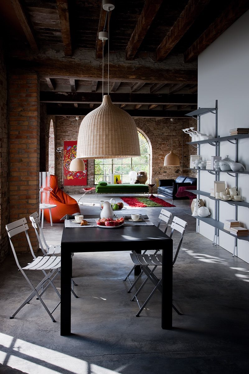 Dettaglio della struttura in acciaio verniciato della sedia Celestina