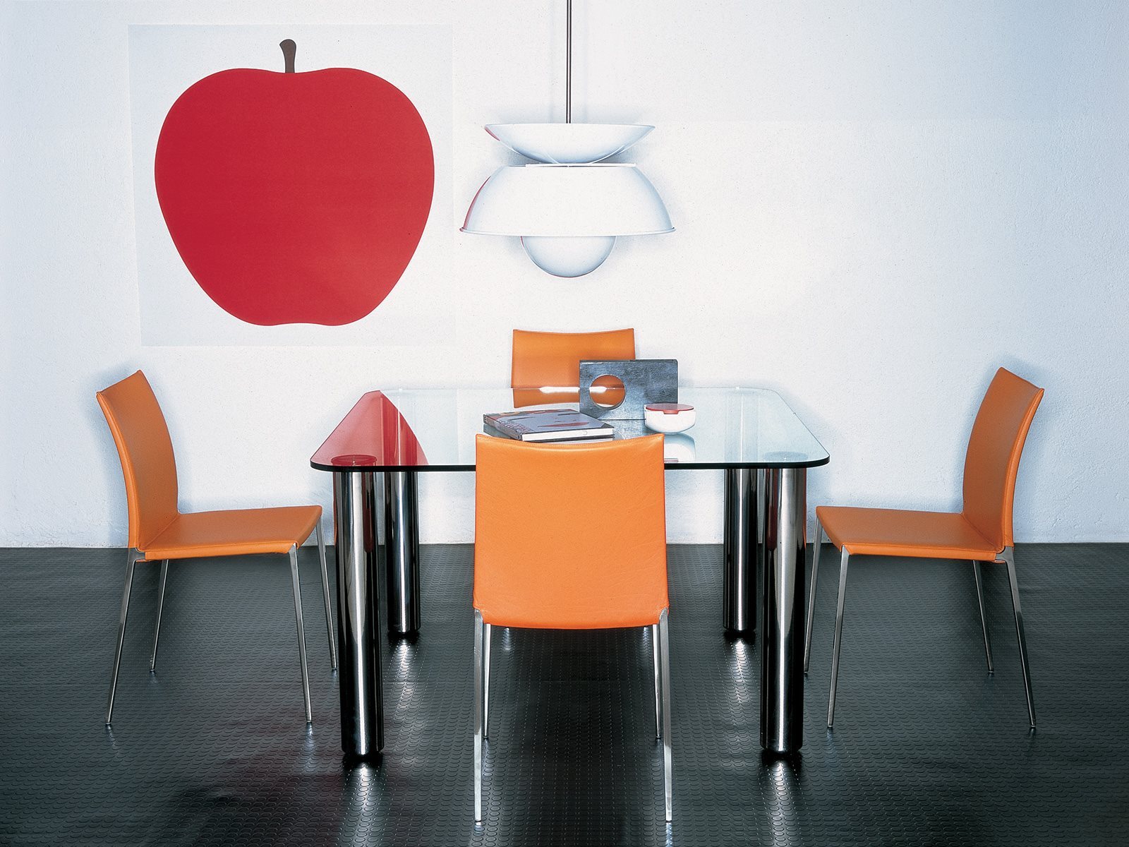 Dettaglio del piano in cristallo del tavolo Marcuso