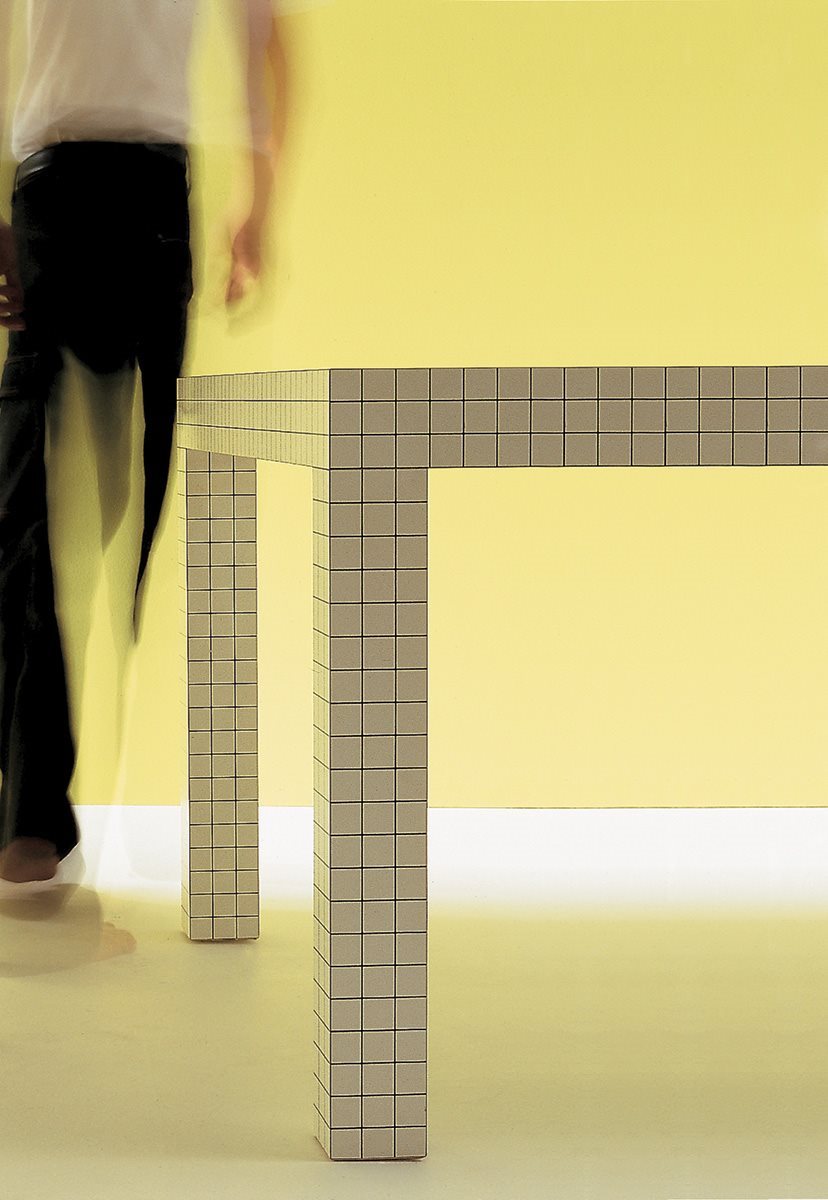 Tavolo Quaderna vista frontale con piano quadrettato