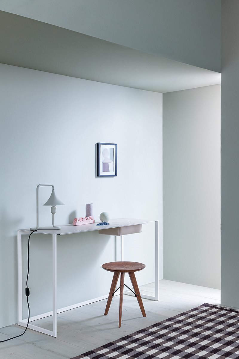 Dettaglio del piano sottile della scrivania Calamo in acciaio verniciato