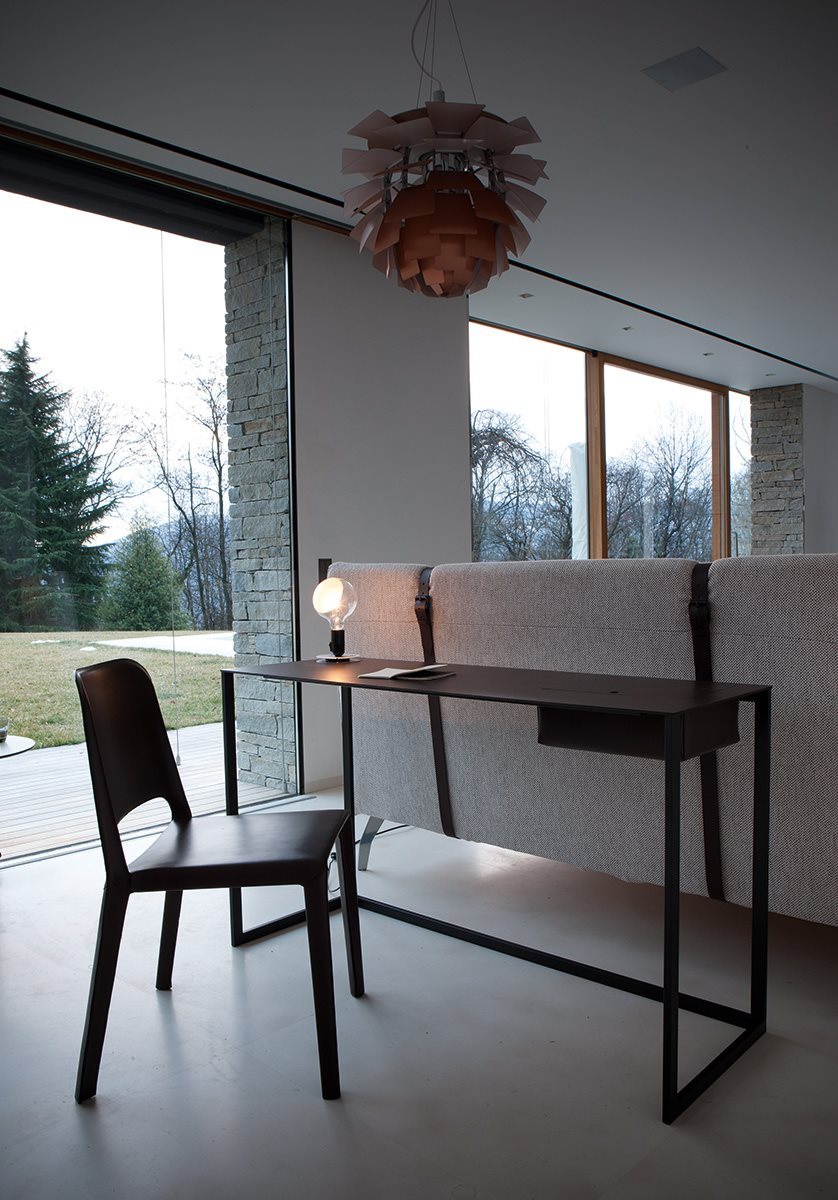 Scrivania Calamo ambientata in un interno moderno con finitura grafite