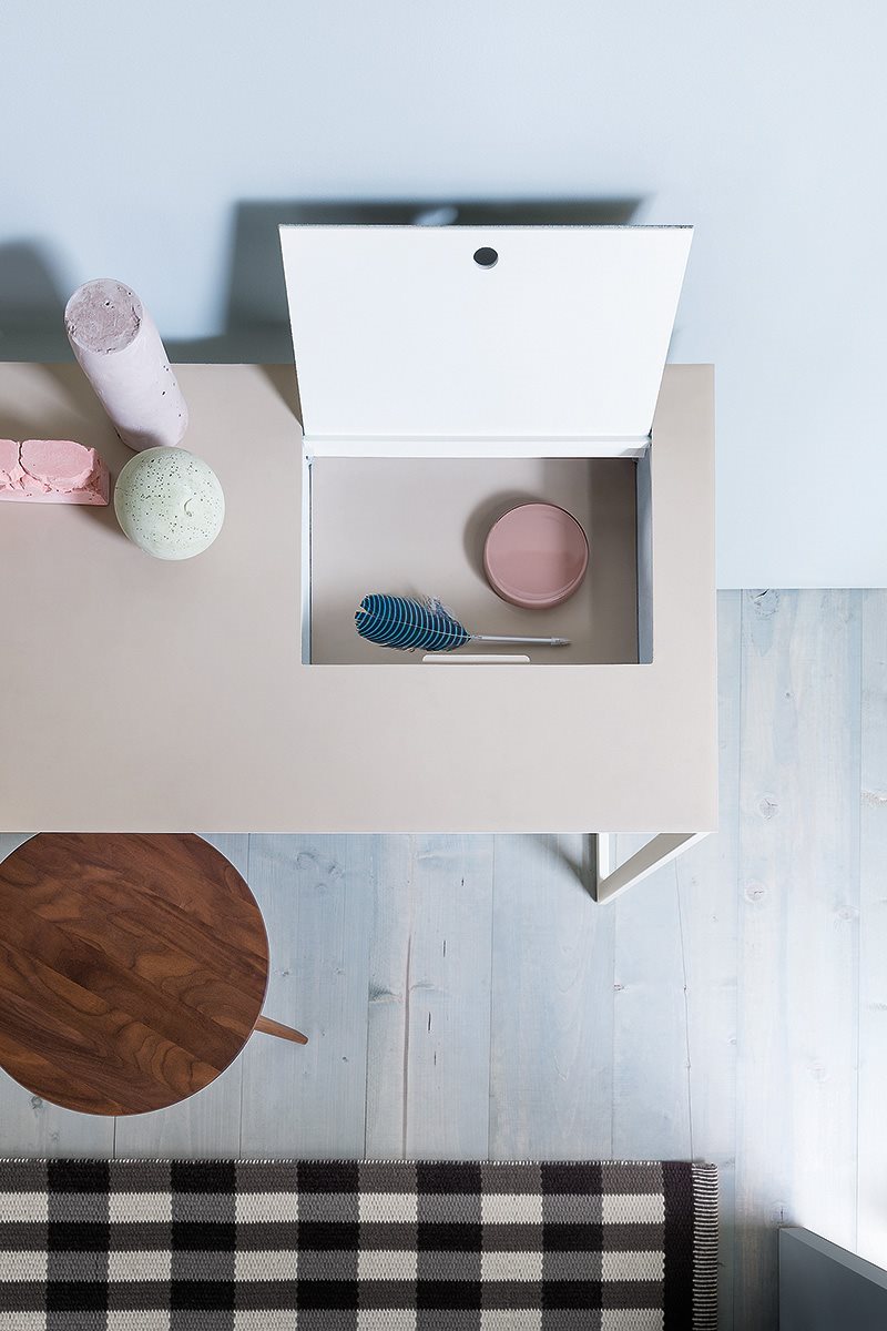 Vano portaoggetti della scrivania Calamo aperto con apertura a ribalta