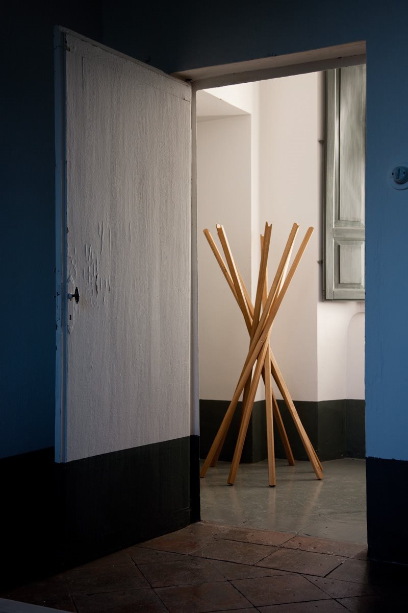 Vista laterale appendiabiti Sciangai con meccanismo aperto