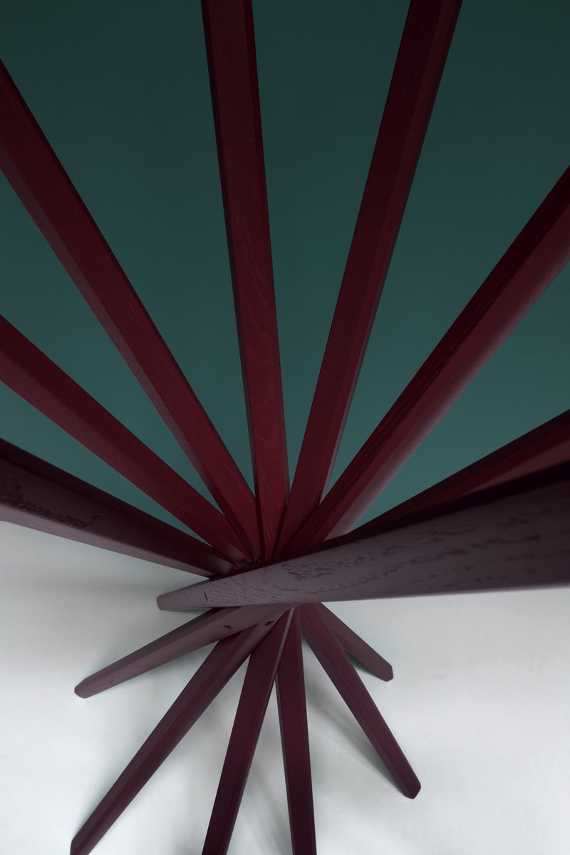 Dettaglio finitura tinto rovere appendiabiti Sciangai