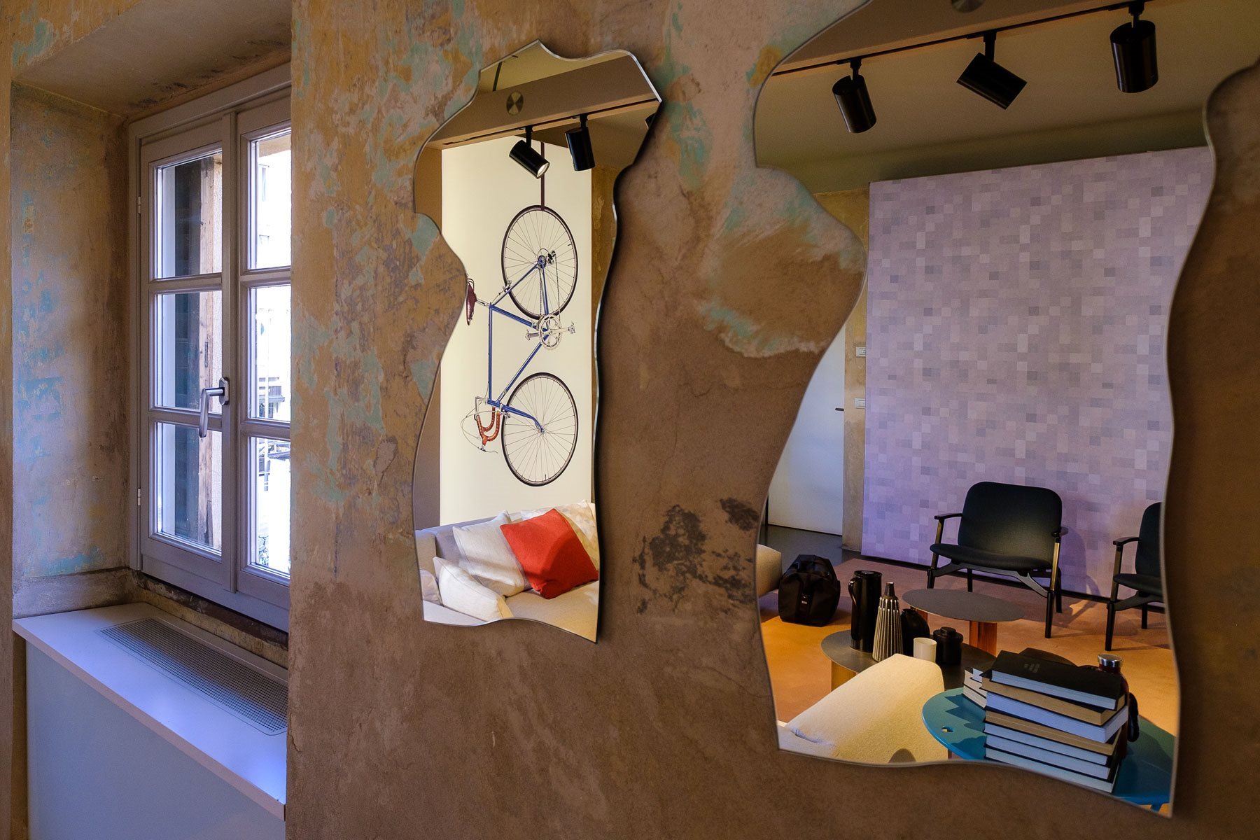 Specchio Milo CM vista frontale con silhouette Venere di Milo