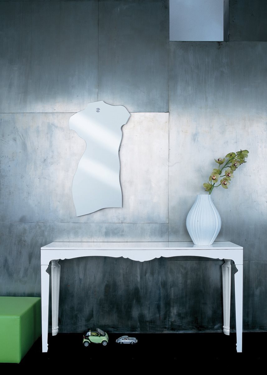 Dettaglio specchio Milo CM con fissaggio a parete in acciaio inox