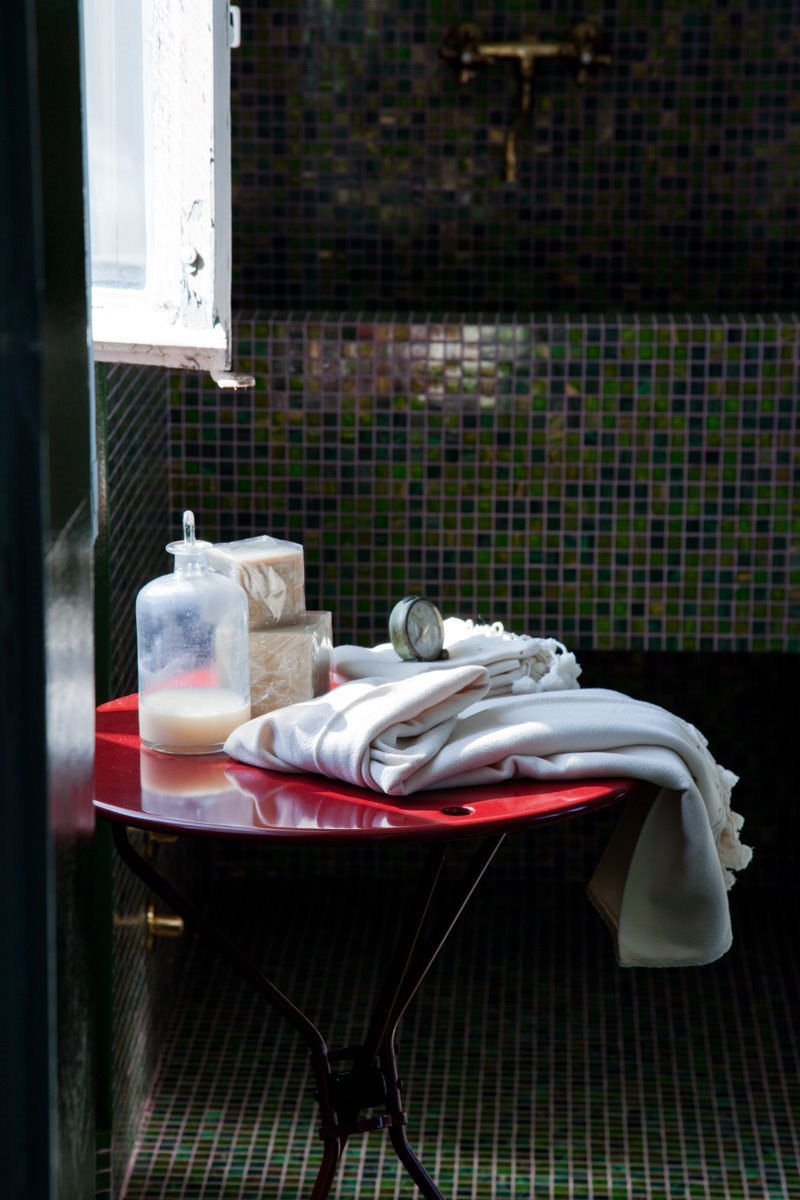 Dettaglio giunto scorrevole in ABS del tavolino pieghevole Cumano