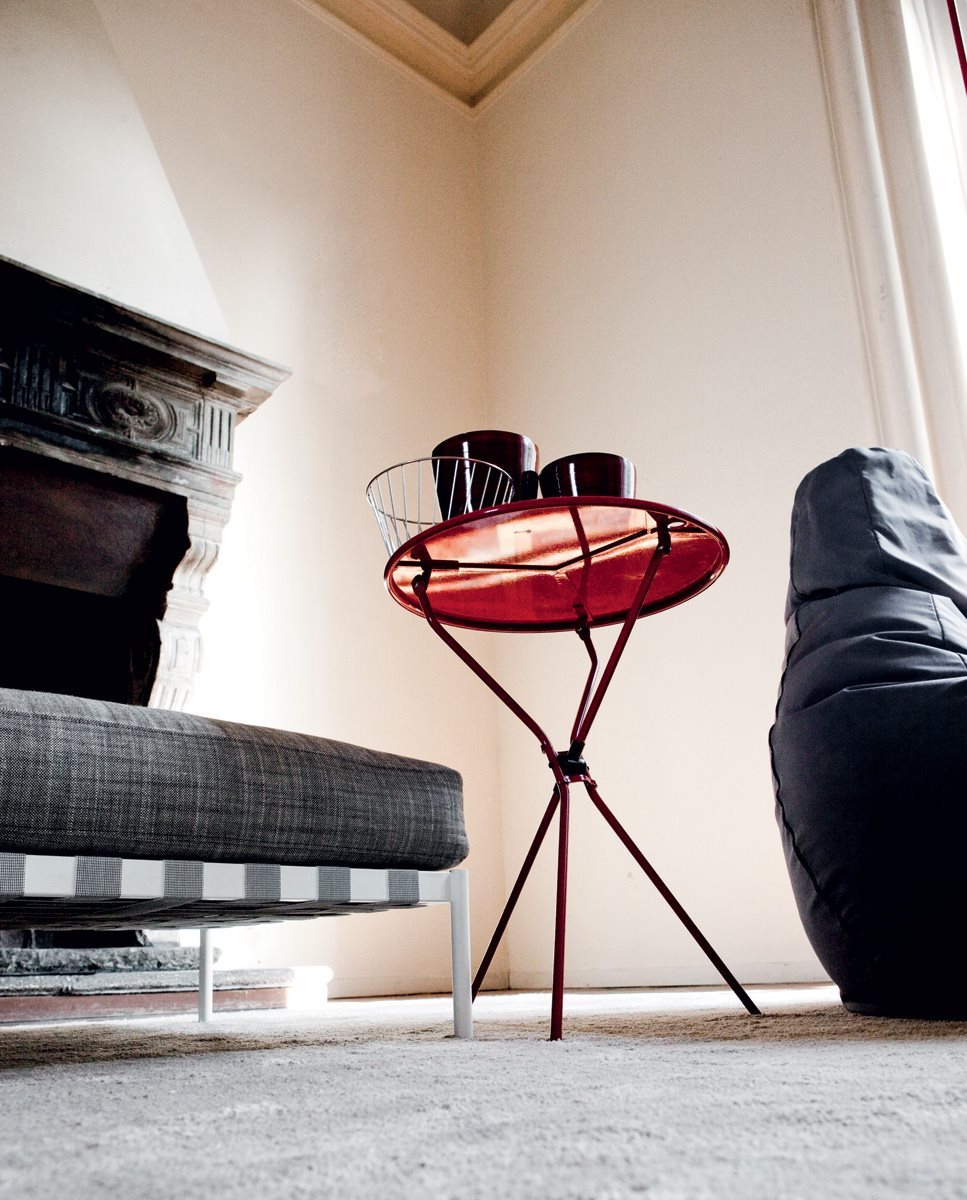 Particolare gancio per appendere il tavolino pieghevole Cumano a parete