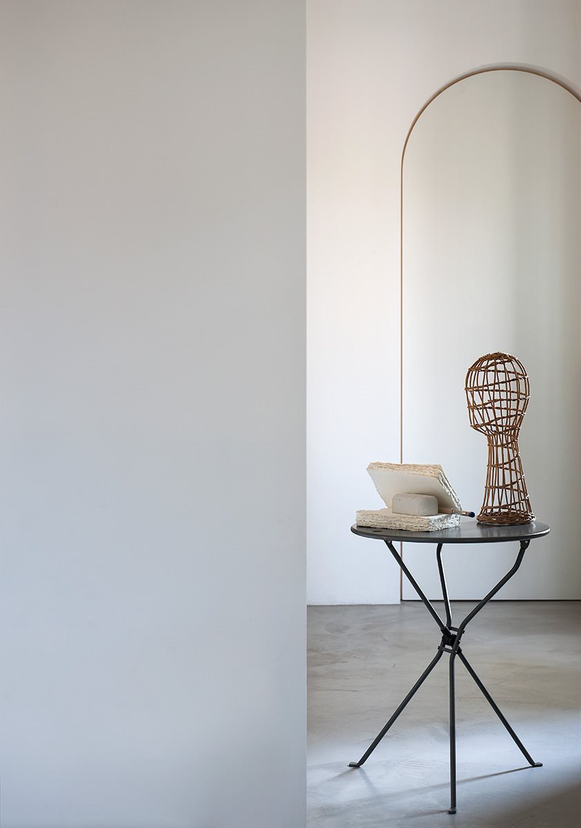 Tavolino pieghevole Cumano chiuso appeso a parete