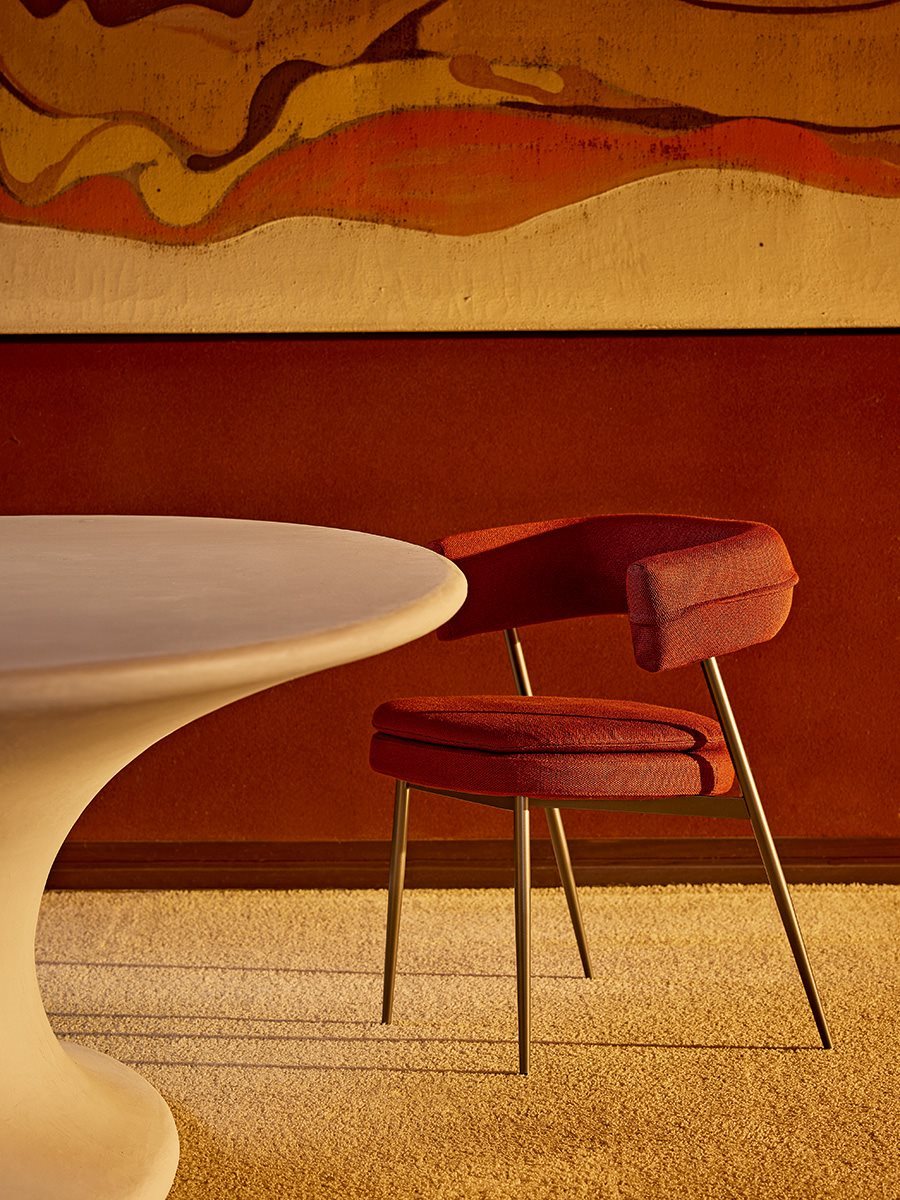 Dettaglio della zip celata da rouche sul rivestimento della poltroncina Nena