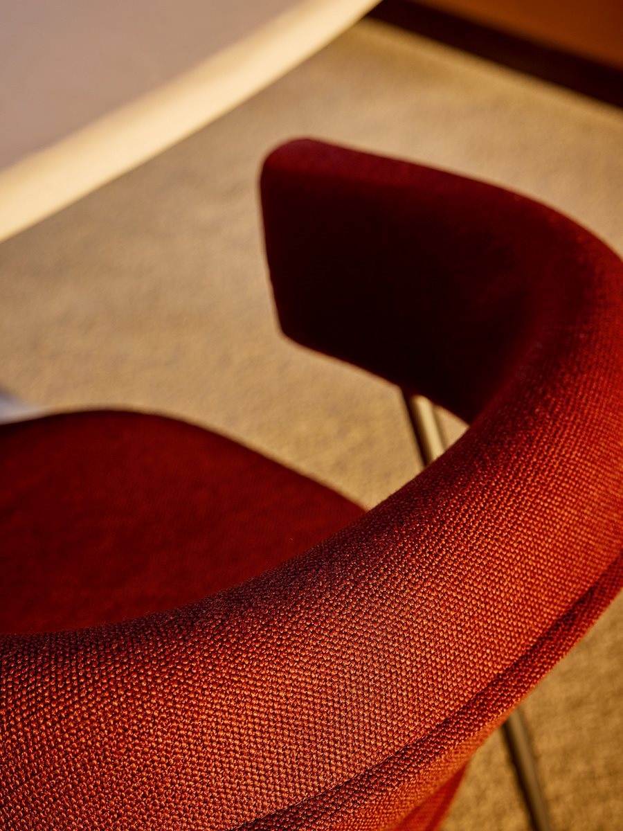 Dettaglio della struttura in acciaio verniciato della poltroncina Nena