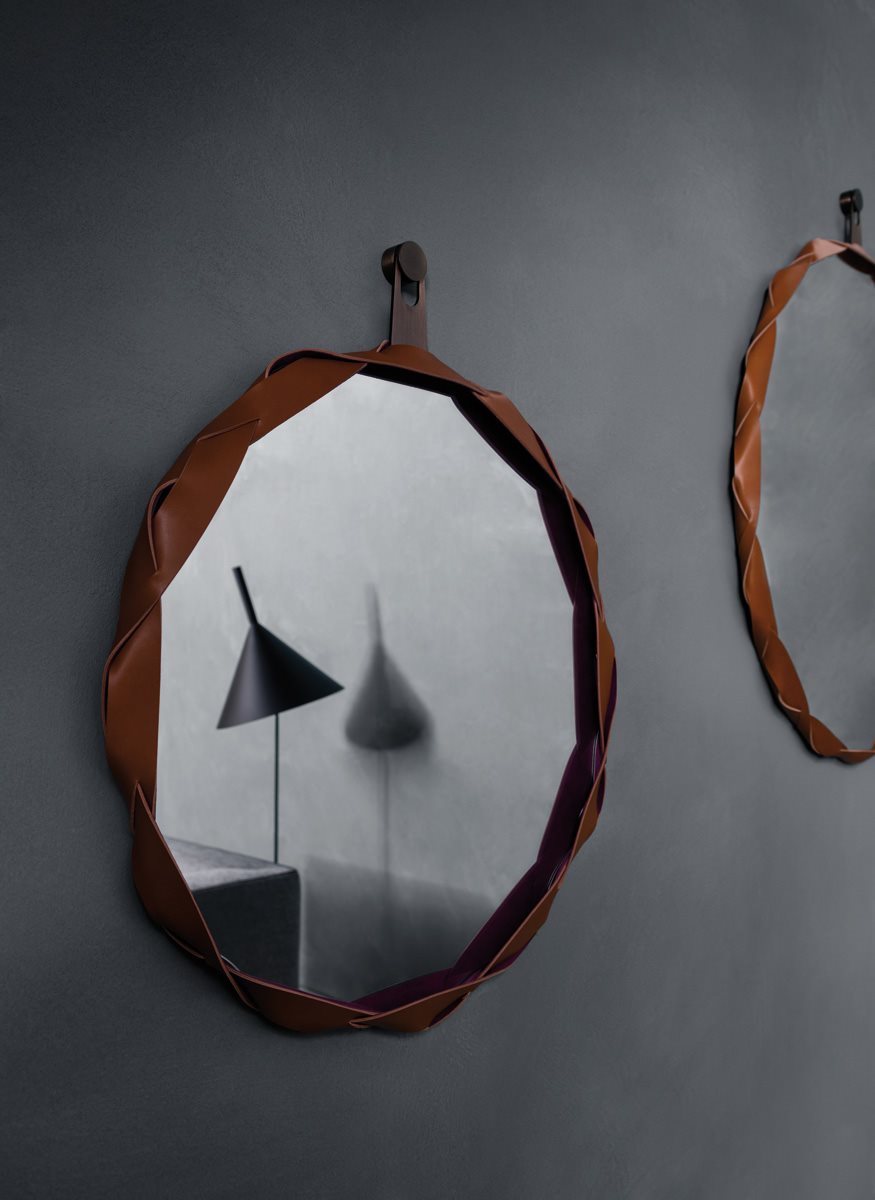 Specchio Raperonzolo Zanotta vista frontale con bordo in cuoio intrecciato gold