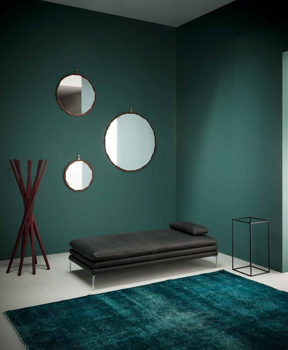 Dettaglio bordo in Alcantara® blu dello specchio Raperonzolo Zanotta