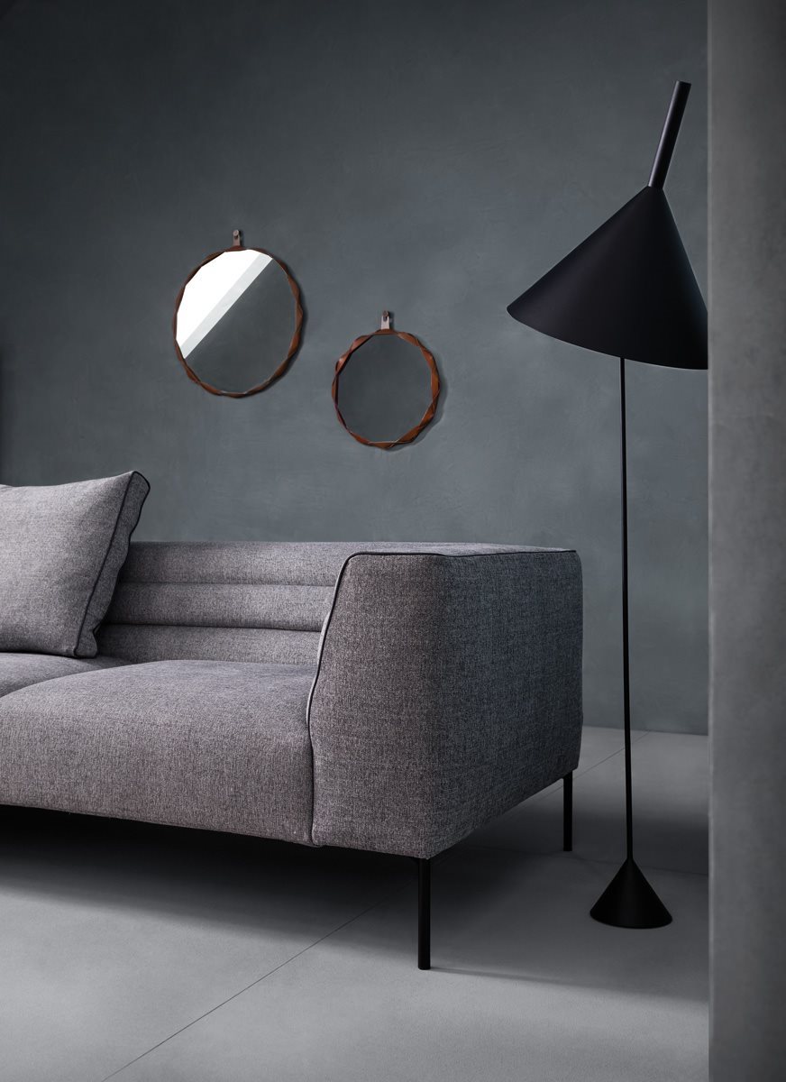 Specchio Raperonzolo Zanotta con bordo in Alcantara® melanzana