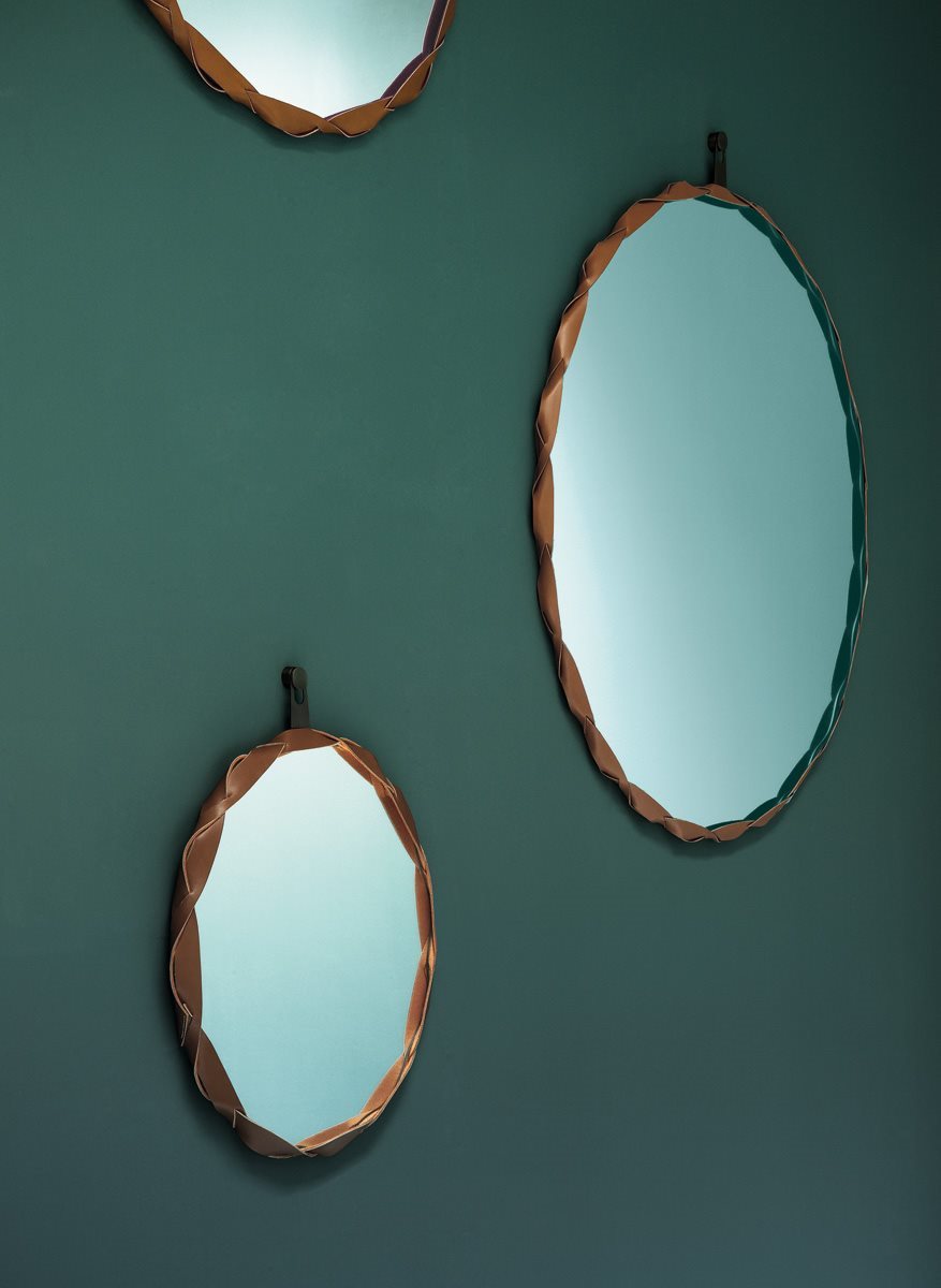 Fissaggio a parete con piastra in metallo bronzato dello specchio Raperonzolo Zanotta