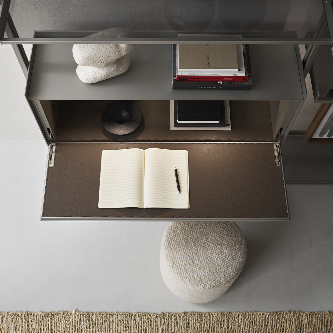 Vista laterale della libreria Zenit con finiture in legno e vetro